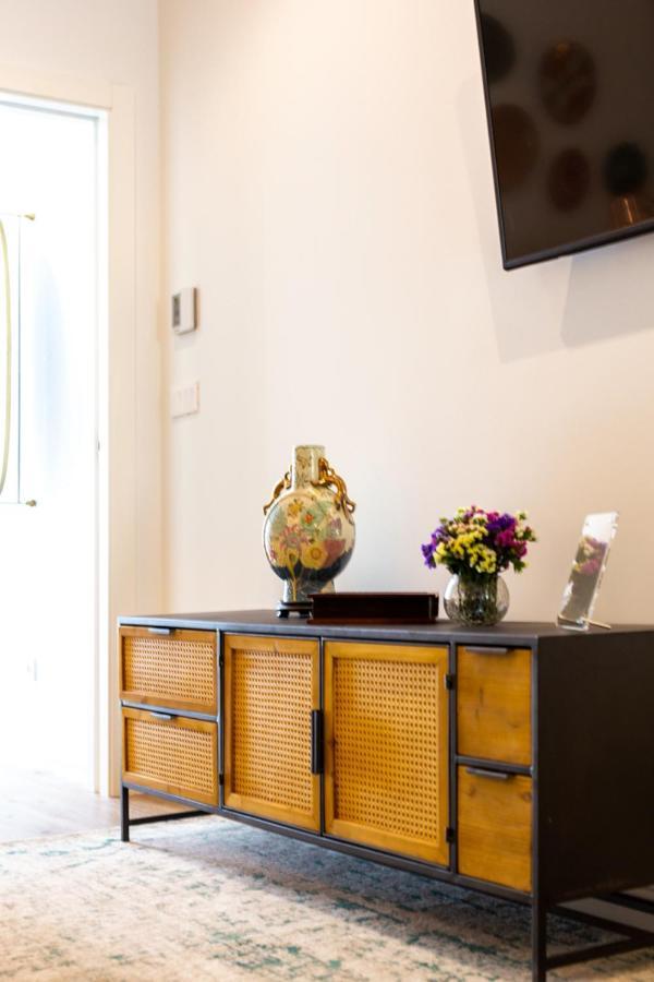 Stupendo- Two Rooms, Patio With Refreshing Pond-center-air Conditioning-free Park Appartement