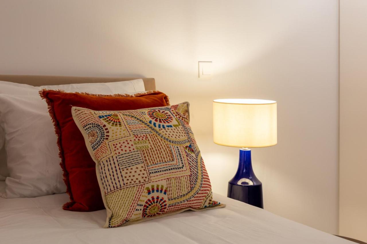 Stupendo- Two Rooms, Patio With Refreshing Pond-center-air Conditioning-free Park Appartement *