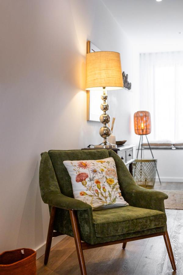Appartement Stupendo- Two Rooms, Patio With Refreshing Pond-center-air Conditioning-free Park *